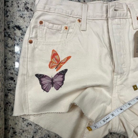 Women’s Levi white denim shorts with butterfly detail new with tag size 28 - Picture 5 of 5